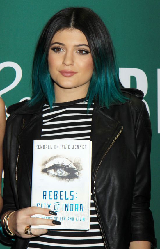 Kylie Jenner przejdzie drastyczną operację twarzy?! (FOTO)