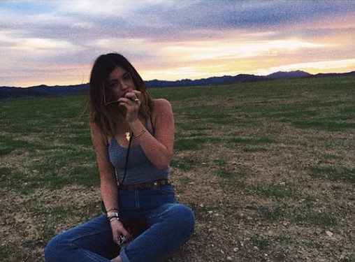 16-letnia Kylie Jenner biega po osiedlu w bikini (FOTO)