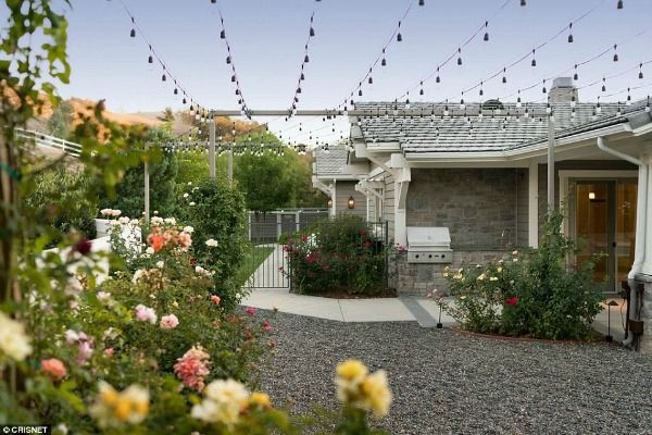 Dlaczego Kylie Jenner sprzedaje tę piękną willę? (FOTO) Dlaczego Kylie Jenner sprzedaje tę piękną willę? (FOTO)