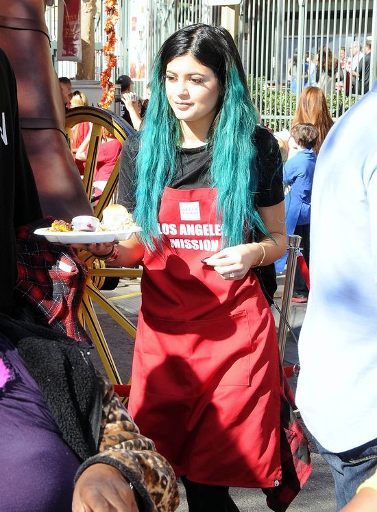 Kylie Jenner gotuje w peruce dla bezdomnych (FOTO)