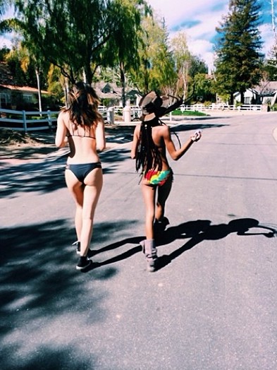 16-letnia Kylie Jenner biega po osiedlu w bikini (FOTO)