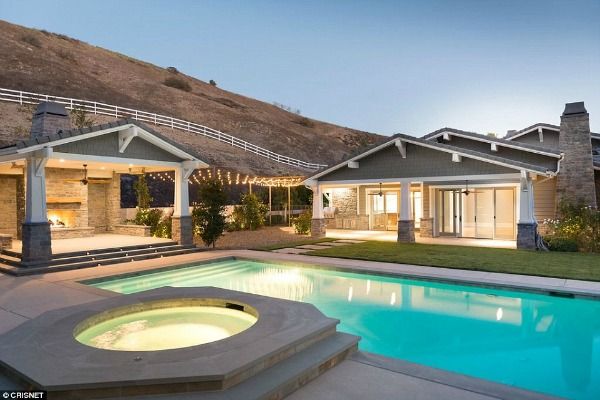 Dlaczego Kylie Jenner sprzedaje tę piękną willę? (FOTO) Dlaczego Kylie Jenner sprzedaje tę piękną willę? (FOTO)