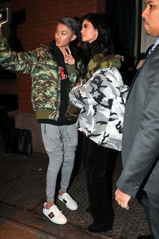  Dowód na to, że Kylie Jenner ubierała się w biegu? (FOTO)