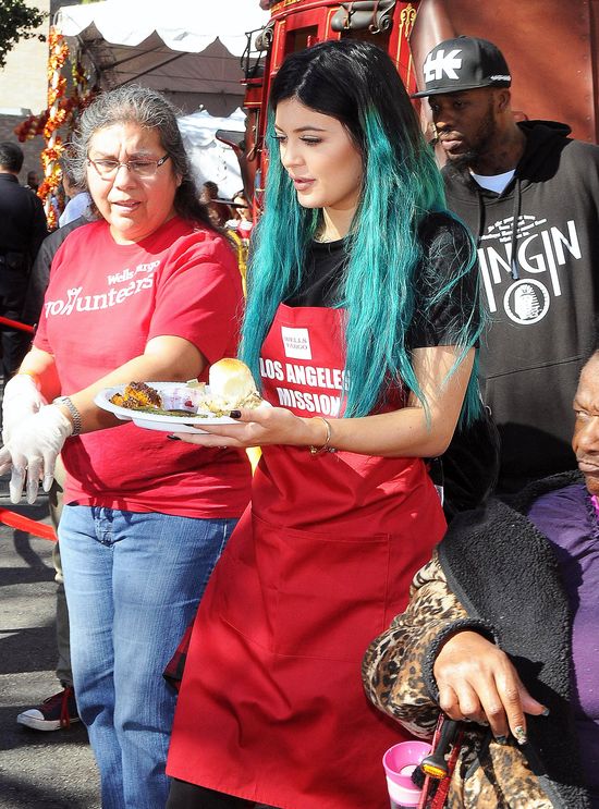 Kylie Jenner gotuje w peruce dla bezdomnych (FOTO)