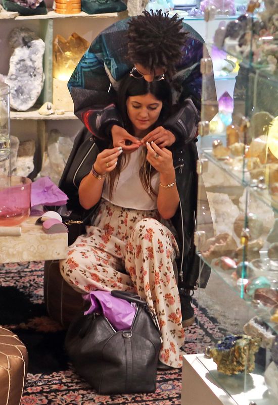 Jaden Smith kupuje Kylie Jenner biżuterię (FOTO) Jaden Smith kupuje Kylie Jenner biżuterię (FOTO)