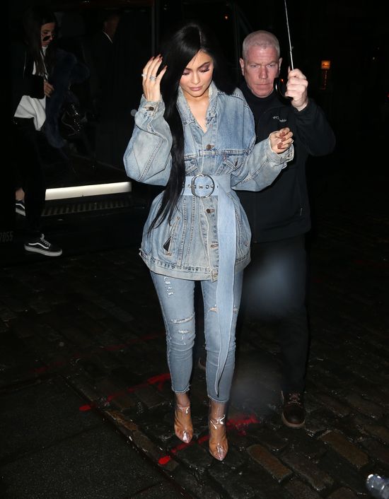 Skandal wokół cieni Kylie Jenner. Lepiej ich nie kupuj. SZKODZĄ ZDROWIU!