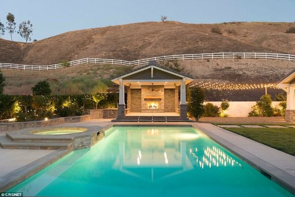 Dlaczego Kylie Jenner sprzedaje tę piękną willę? (FOTO) Dlaczego Kylie Jenner sprzedaje tę piękną willę? (FOTO)