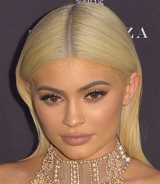 Szok na ściance - nikt nie wie, czy to Kylie z wosku, czy z krwi i kości