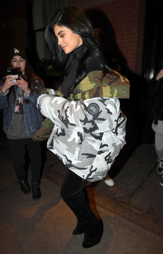  Dowód na to, że Kylie Jenner ubierała się w biegu? (FOTO)