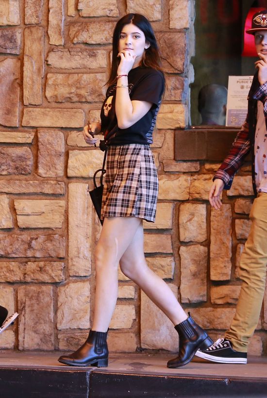 Młoda gwiazda ma na nodze wielką bliznę (FOTO)