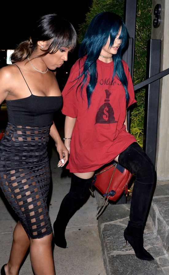 Kylie Jenner ukrywa swoje dodatkowe kilogramy pod obszernymi ubraniami