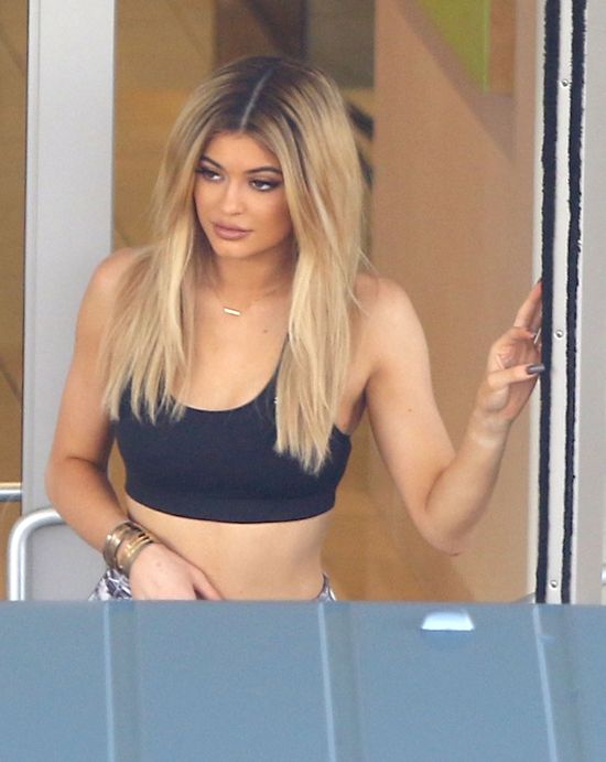 Kylie Jenner wypina śmiało pupę i wydyma wargi (FOTO)
