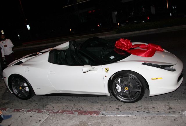 Kot przybył na 18-ste urodziny Kylie Jenner? Kot przybył na 18-ste urodziny Kylie Jenner?