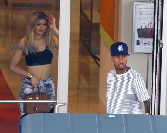 Kylie Jenner wypina śmiało pupę i wydyma wargi (FOTO)