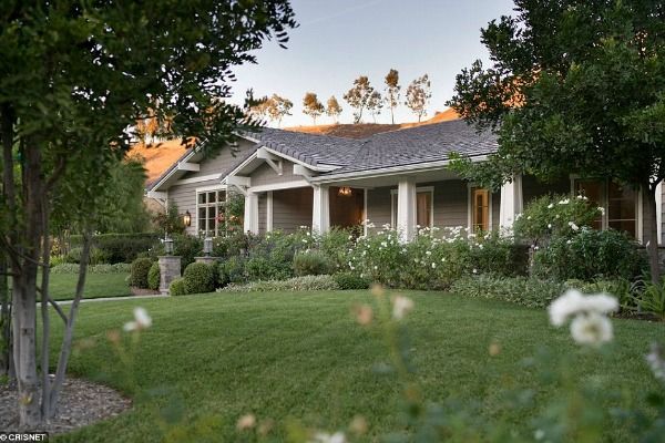 Dlaczego Kylie Jenner sprzedaje tę piękną willę? (FOTO) Dlaczego Kylie Jenner sprzedaje tę piękną willę? (FOTO)