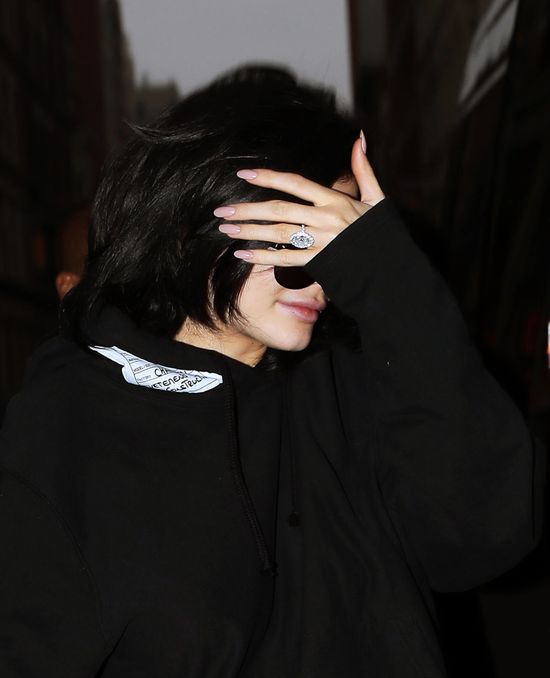 To dlatego zasłaniała twarz! Kylie Jenner wygląda jak JOKER!