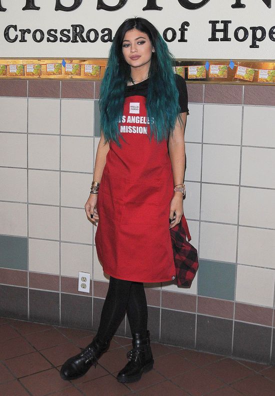 Kylie Jenner gotuje w peruce dla bezdomnych (FOTO)