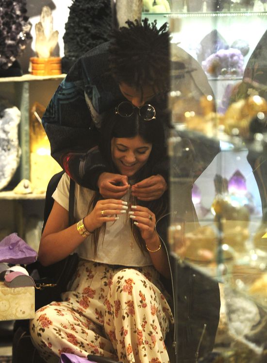 Jaden Smith kupuje Kylie Jenner biżuterię (FOTO) Jaden Smith kupuje Kylie Jenner biżuterię (FOTO)
