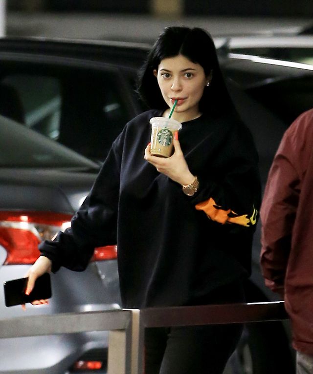 Kylie Jenner BEZ MAKIJAŻU  i bez doczepianych rzęs (ZDJĘCIA)