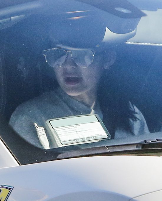 Dlaczego Kylie Jenner pozuje z dłonią przy ustach? Dlaczego Kylie Jenner pozuje z dłonią przy ustach?