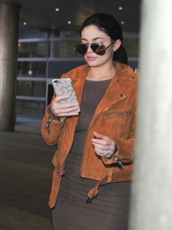 Brylant na palcu Kylie Jenner - czy to pierścionek zaręczynowy? (FOTO) Brylant na palcu Kylie Jenner - czy to pierścionek zaręczynowy? (FOTO)