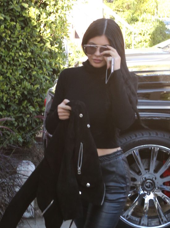 Dlaczego Kylie Jenner pozuje z dłonią przy ustach? Dlaczego Kylie Jenner pozuje z dłonią przy ustach?