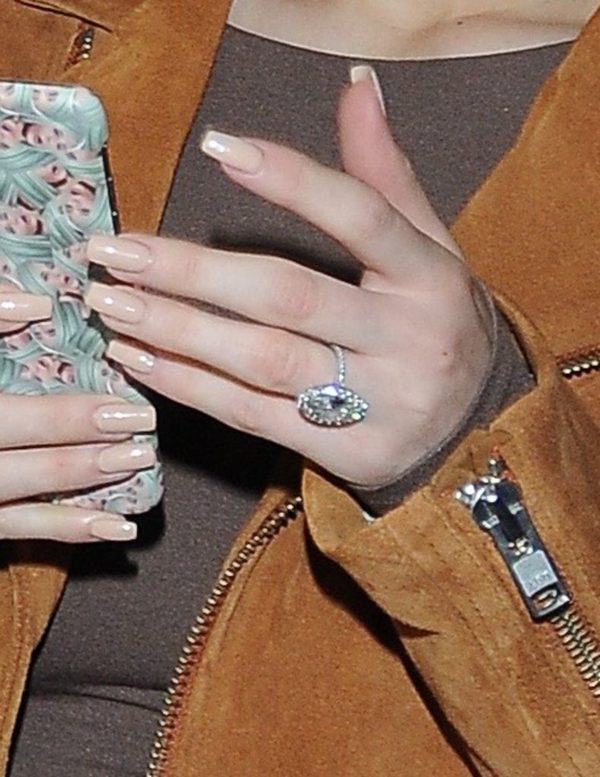 Brylant na palcu Kylie Jenner - czy to pierścionek zaręczynowy? (FOTO) Brylant na palcu Kylie Jenner - czy to pierścionek zaręczynowy? (FOTO)