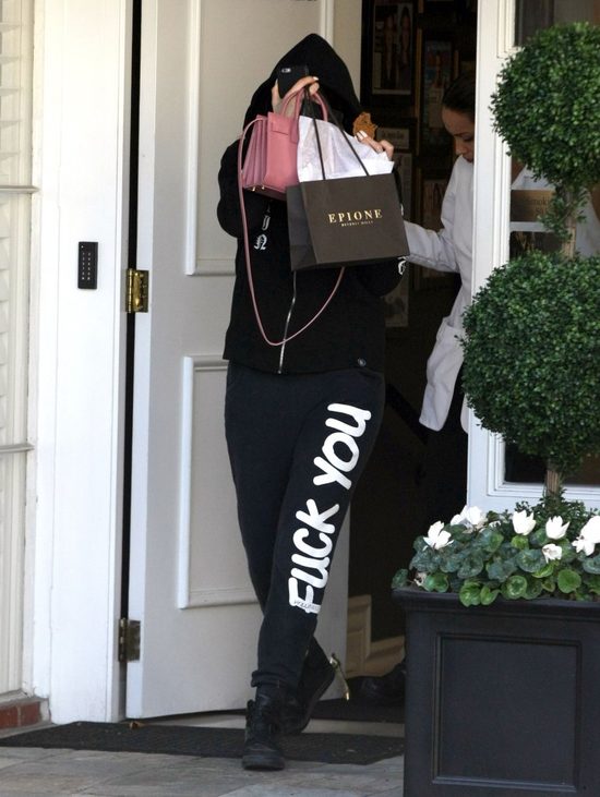 Ma słaby dzień, więc nie wypnie się nawet pupą (FOTO)