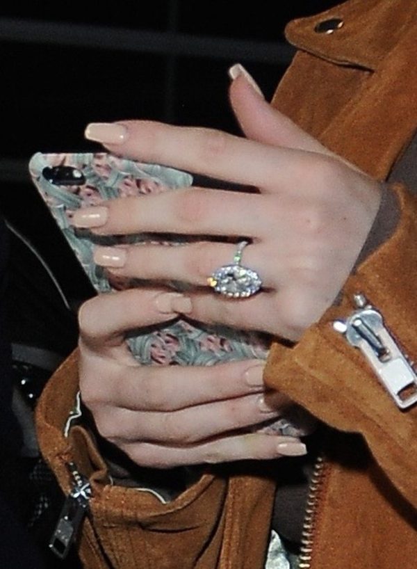 Brylant na palcu Kylie Jenner - czy to pierścionek zaręczynowy? (FOTO) Brylant na palcu Kylie Jenner - czy to pierścionek zaręczynowy? (FOTO)