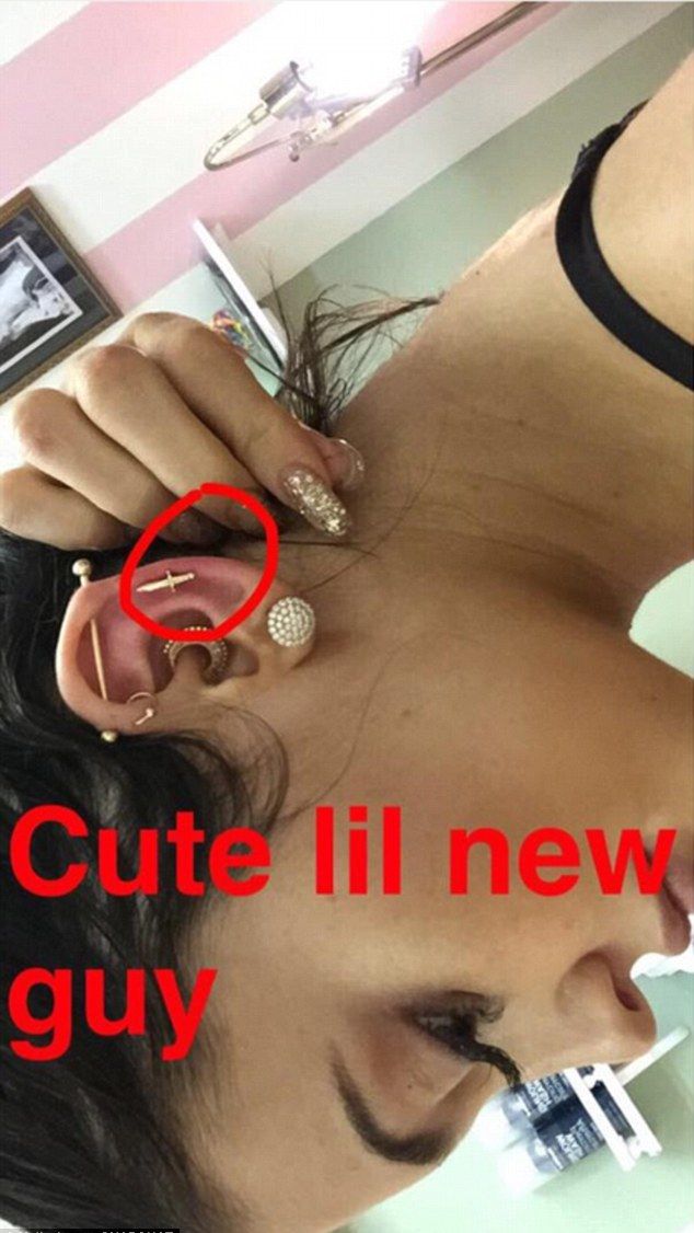 Kylie Jenner podziurawiła ucho jak tablicę korkową (Insta) Kylie Jenner podziurawiła ucho jak tablicę korkową (Insta)