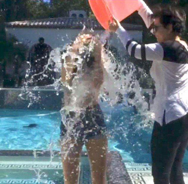 Kylie Jenner też skusiła się na SPLASH (VIDEO) Kylie Jenner też skusiła się na SPLASH (VIDEO)