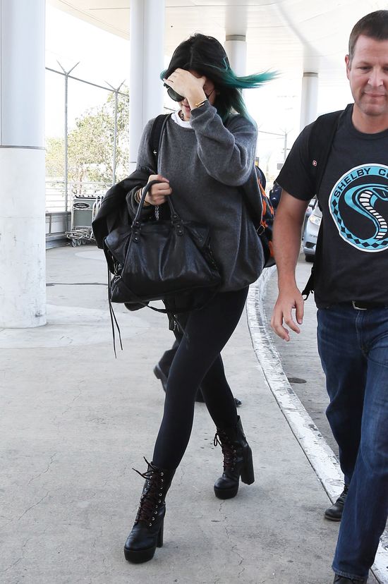 Khloe Kardashian i Jennerki też już są w Paryżu (FOTO) Khloe Kardashian i Jennerki też już są w Paryżu (FOTO)