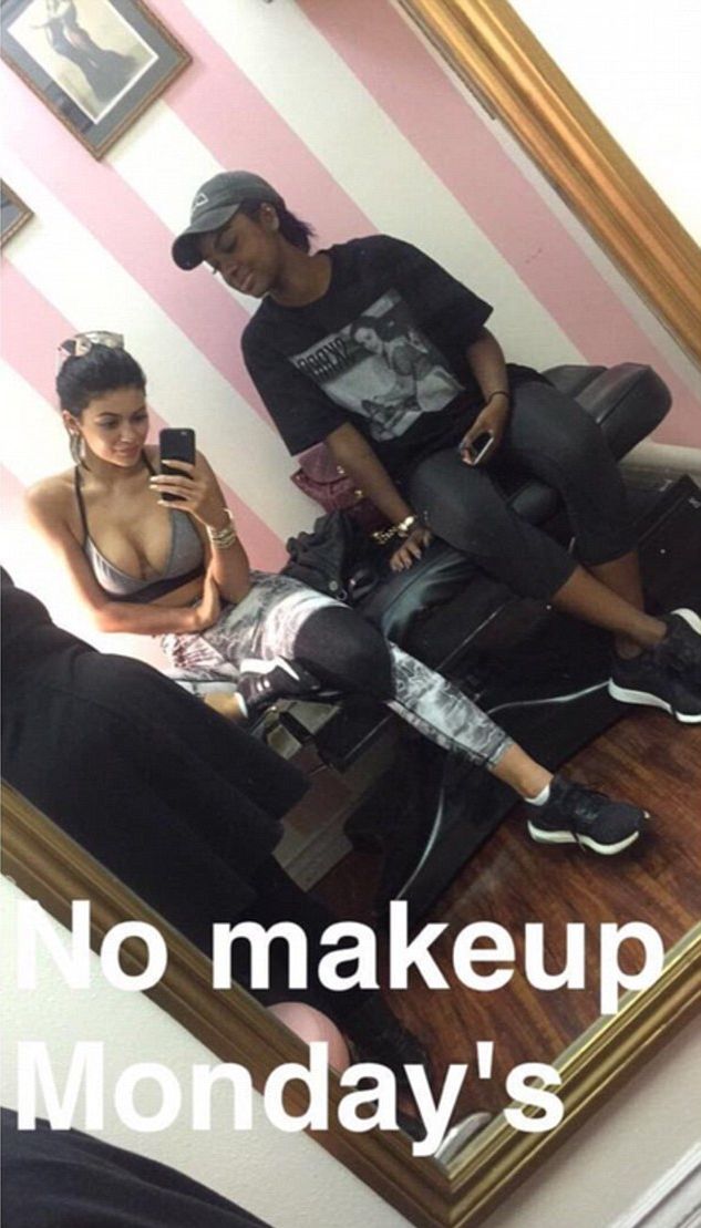 Kylie Jenner podziurawiła ucho jak tablicę korkową (Insta)