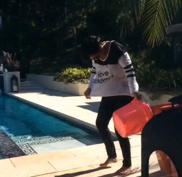 Kylie Jenner też skusiła się na SPLASH (VIDEO) Kylie Jenner też skusiła się na SPLASH (VIDEO)