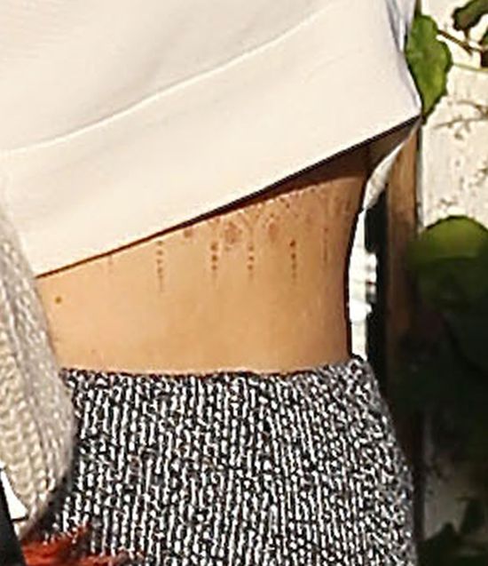 Kylie Jenner zrobiła sobie tatuaż pod biustem? (FOTO)