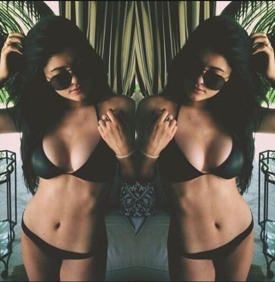 Siostra Kim Kardashian pręży się w bikini (FOTO)