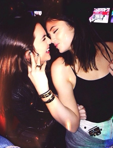 Siostry Kardashian dla rozgłosu będą się całować? (FOTO)