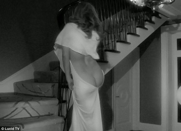 Gwiazda pokazuje pupę w reklamie [VIDEO]