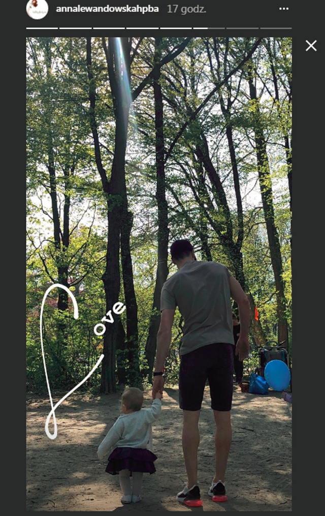 Lewandowski uczy Klarę chodzić. Co za słodycz! Lewandowski uczy Klarę chodzić. Co za słodycz!