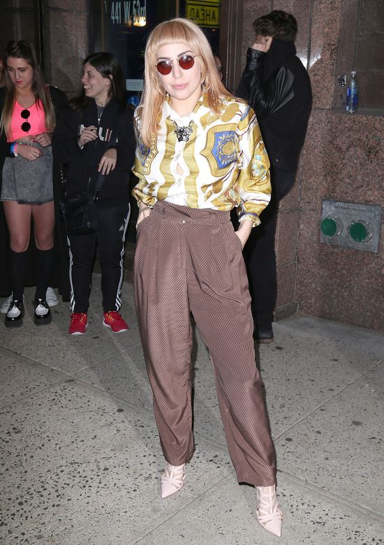 Niech Was nie zmyli jej normalny strój! (FOTO)