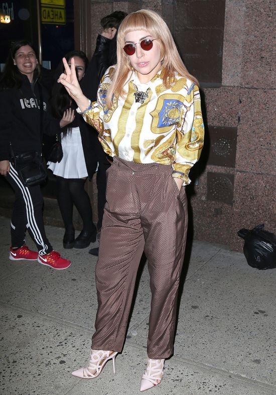 Niech Was nie zmyli jej normalny strój! (FOTO)