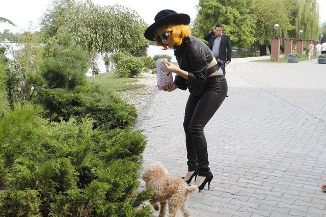 Lady Gaga karmi pupila popcornem (FOTO)