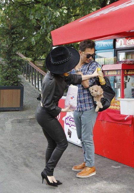 Lady Gaga karmi pupila popcornem (FOTO)