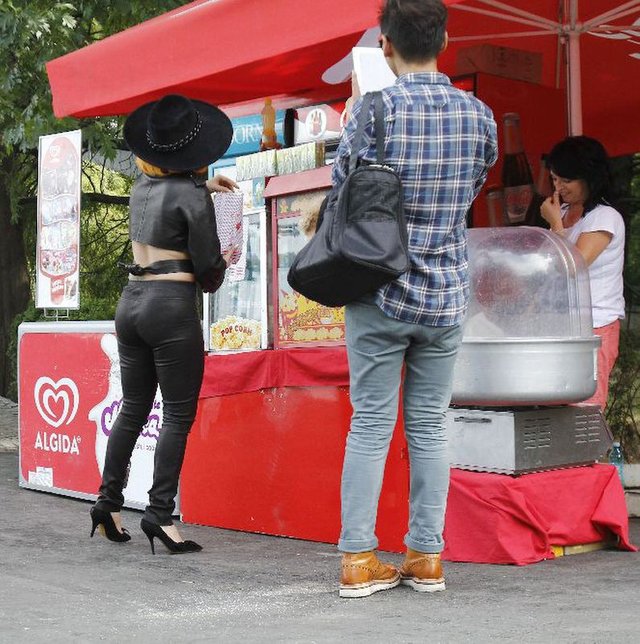 Lady Gaga karmi pupila popcornem (FOTO)