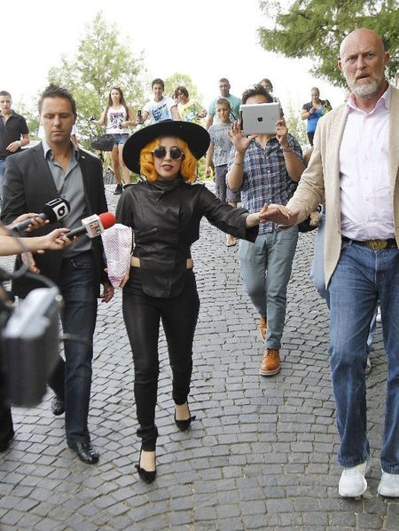 Lady Gaga karmi pupila popcornem (FOTO)