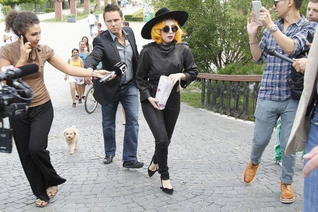 Lady Gaga karmi pupila popcornem (FOTO)