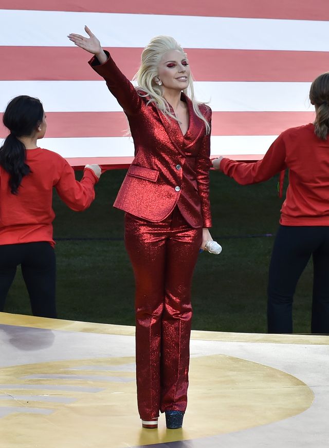 Lady Gaga zaśpiewała hymn USA. Media piszą tylko o niej