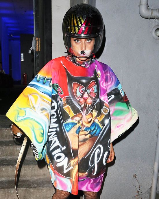 W jaki stroju Lady Gaga wyprowadza swojego psa? 