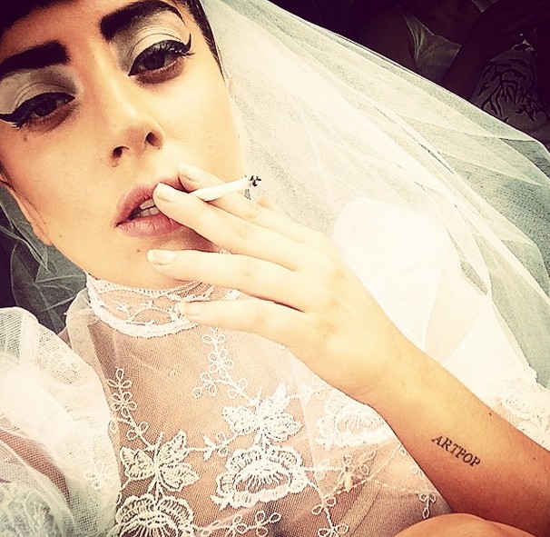 Lady Gaga w sukni ślubej! Jednak wzięła ŚLUB? (FOTO) Lady Gaga w sukni ślubej! Jednak wzięła ŚLUB? (FOTO)