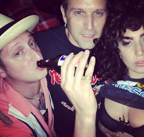 Z gołą pupą na pizzę (FOTO) Z gołą pupą na pizzę (FOTO)